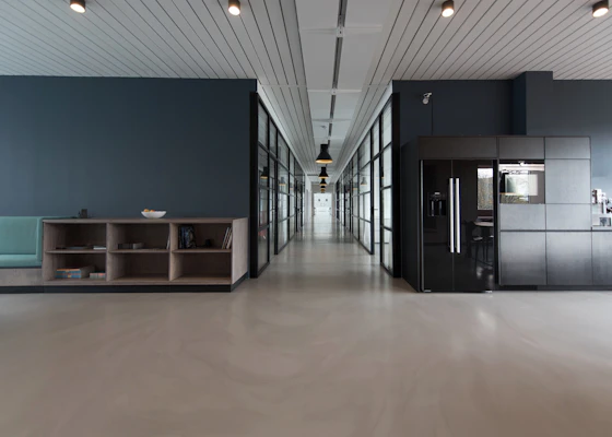 Modernes Büro mit IT-Infrastruktur – typische Gemeinkosten in der F&E